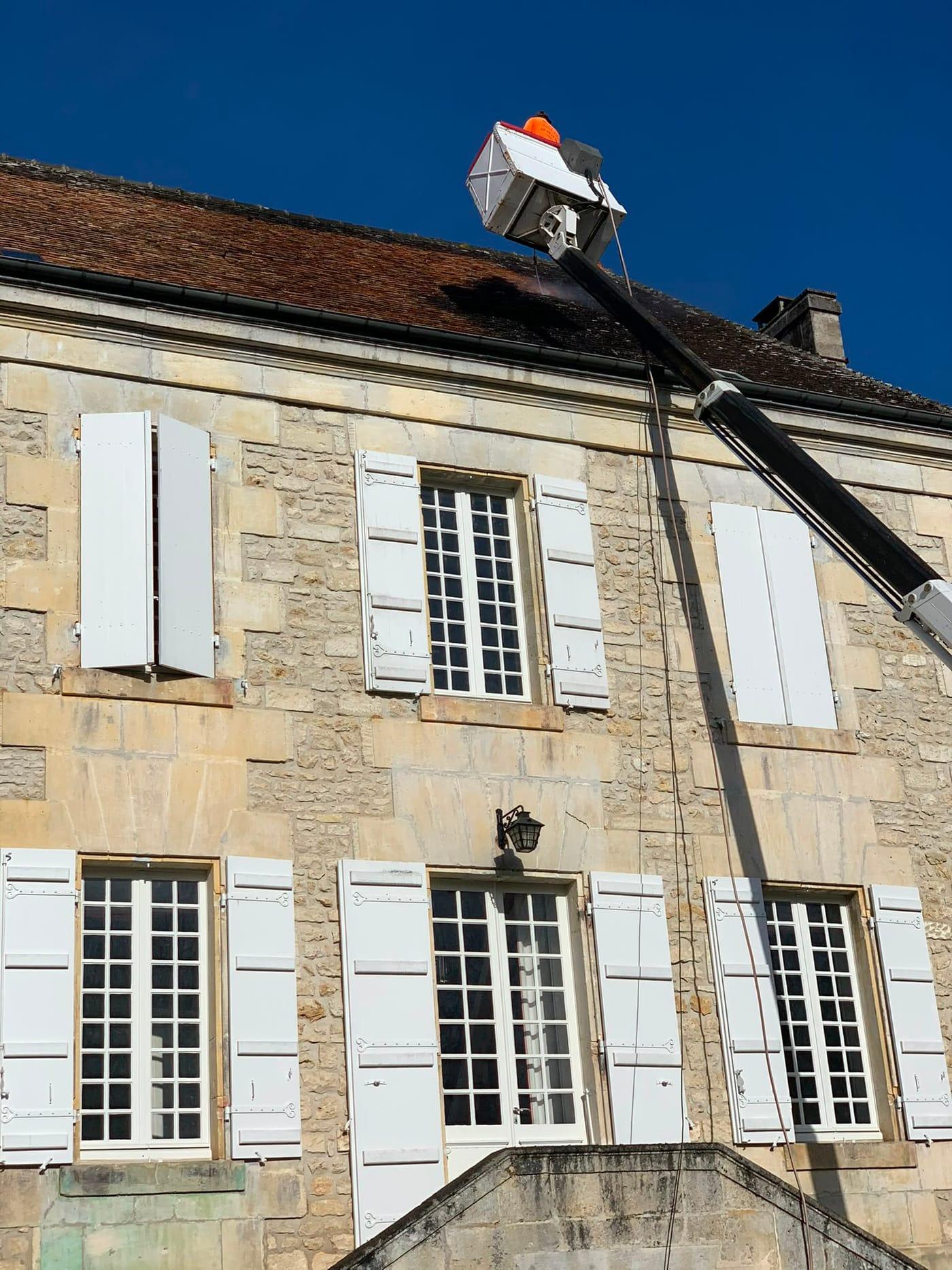 Nettoyage de la toiture d’un manoir en pierre par TEDJI