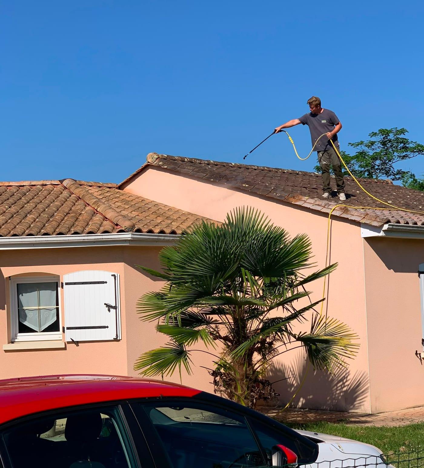 Artisan TEDJI en plein démoussage d’une toiture en tuile canal au nettoyeur